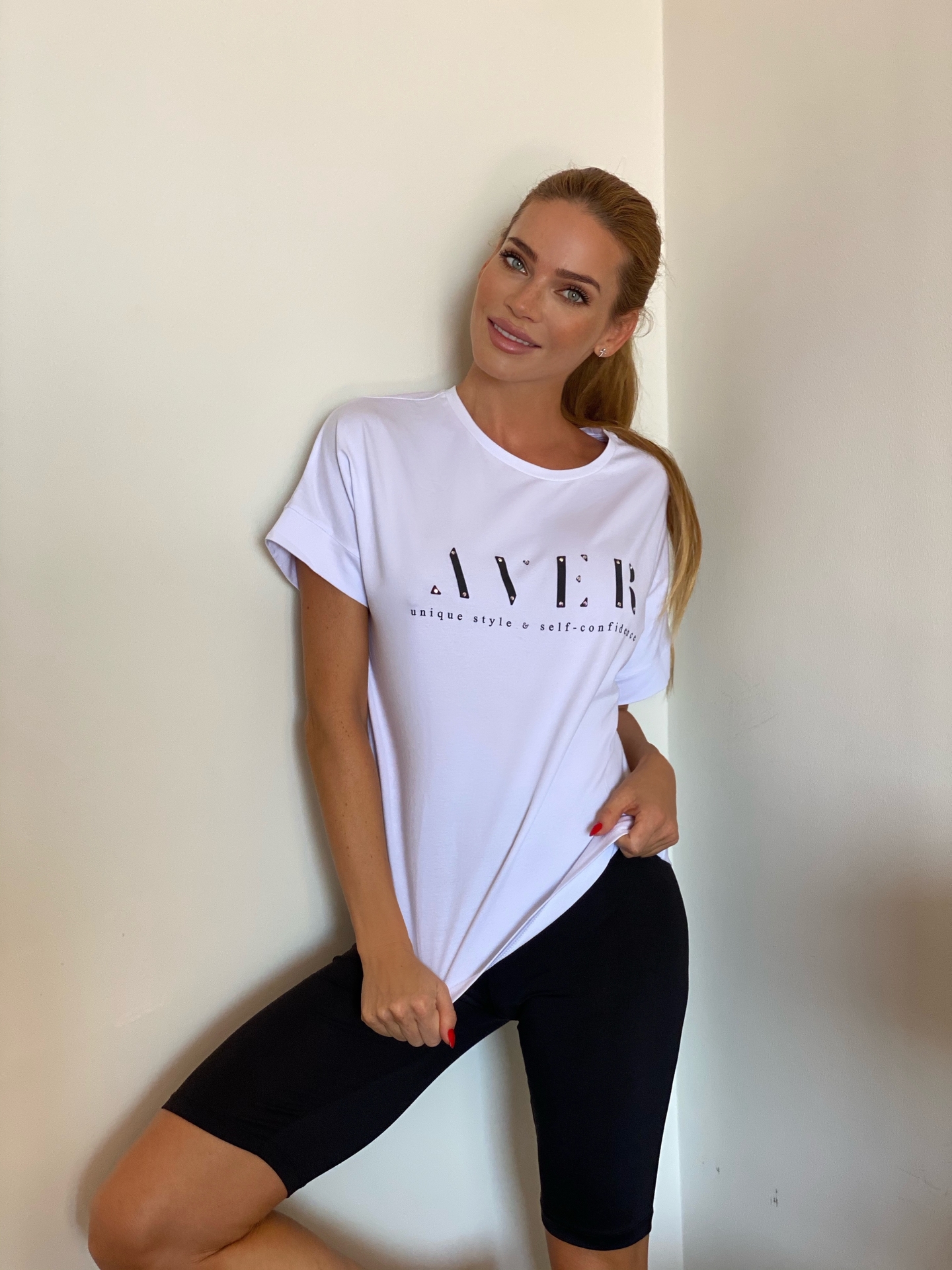 T-shirt Aver white | Moderní bílé dámské tričko s nápisem AVER